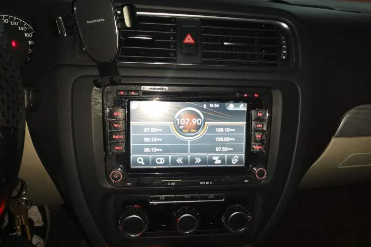 Used Volkswagen Sagitar 2012 1.6L Automatic Comfort Edition Audio And AC Panel