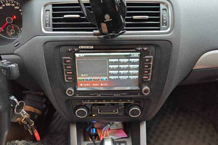 Used Volkswagen Sagitar 2012 1.4TSI Automatic Luxury Edition Audio And AC Panel