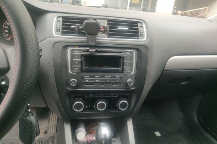 Used Volkswagen Sagitar 2012 1.6L Automatic Fashion Edition Audio And AC Panel