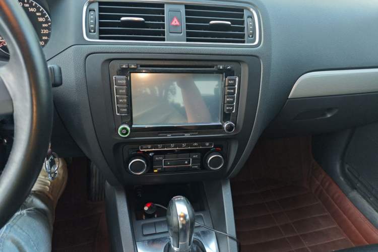 Used Volkswagen Sagitar 2012 1.4TSI Automatic Luxury Edition Audio And AC Panel