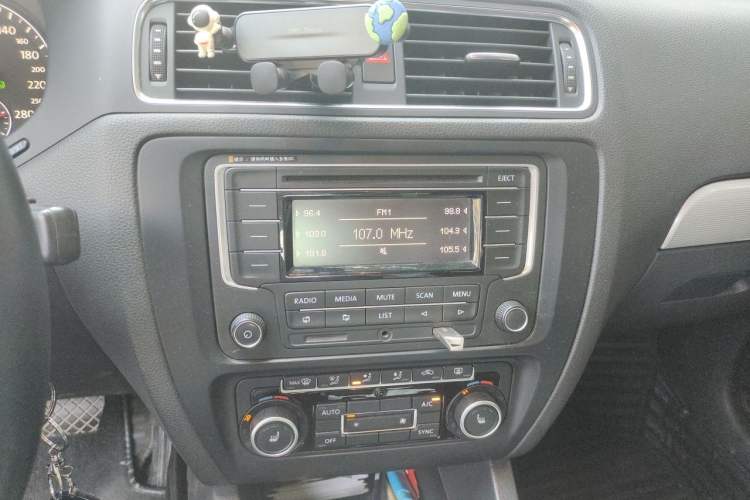 Used Volkswagen Sagitar 2012 1.4TSI Automatic Luxury Edition Audio And AC Panel