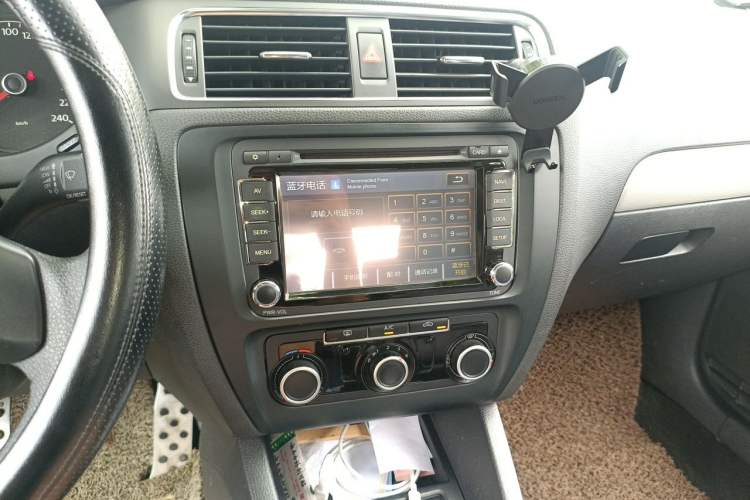 Used Volkswagen Sagitar 2012 1.6L Manual Comfort Model Audio And AC Panel