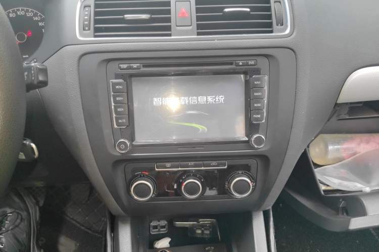 Used Volkswagen Sagitar 2012 1.6L Manual Comfort Model Audio And AC Panel
