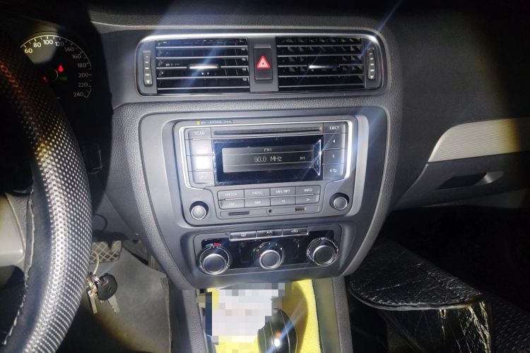 Used Volkswagen Sagitar 2012 1.6L Automatic Comfort Edition Audio And AC Panel