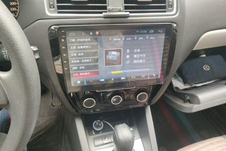 Used Volkswagen Sagitar 2012 1.6L Automatic Comfort Edition Audio And AC Panel