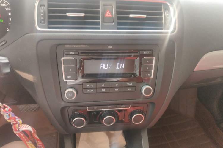 Used Volkswagen Sagitar 2012 1.6L Automatic Comfort Edition Audio And AC Panel