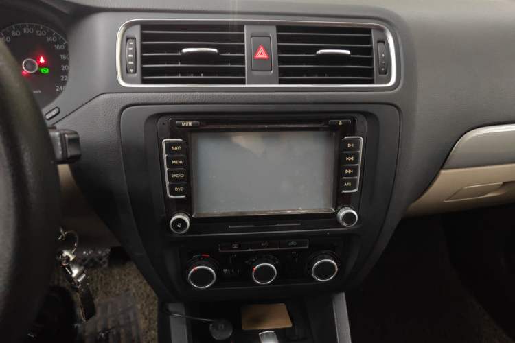 Used Volkswagen Sagitar 2012 1.6L Automatic Comfort Edition Audio And AC Panel