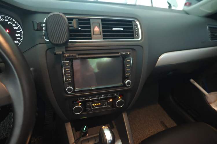 Used Volkswagen Sagitar 2012 1.4TSI Automatic Luxury Edition Audio And AC Panel