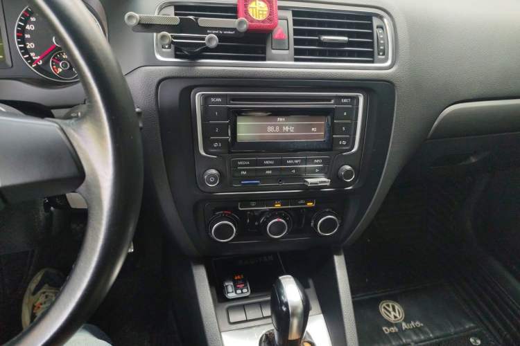 Used Volkswagen Sagitar 2012 1.4TSI Automatic Fashion Edition Audio And AC Panel
