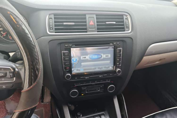 Used Volkswagen Sagitar 2012 1.4TSI Manual Luxury Model Audio And AC Panel