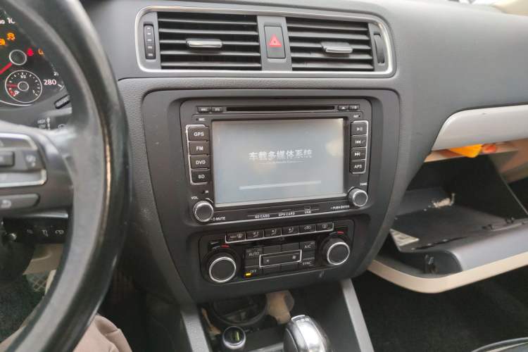 Used Volkswagen Sagitar 2012 1.4TSI Automatic Luxury Edition Audio And AC Panel
