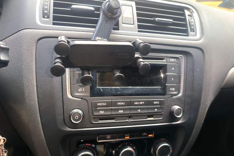 Used Volkswagen Sagitar 2012 1.6L Automatic Comfort Edition Audio And AC Panel