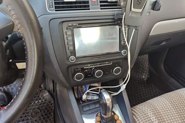 Used Volkswagen Sagitar 2012 1.6L Automatic Comfort Edition Audio And AC Panel