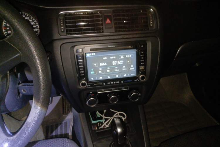 Used Volkswagen Sagitar 2012 1.4TSI Automatic Fashion Edition Audio And AC Panel