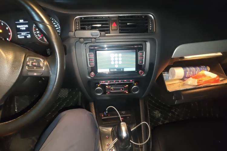 Used Volkswagen Sagitar 2012 1.4TSI Automatic Luxury Edition Audio And AC Panel