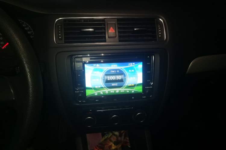 Used Volkswagen Sagitar 2012 1.6L Manual Comfort Model Audio And AC Panel