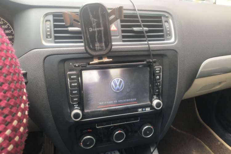 Used Volkswagen Sagitar 2012 1.6L Manual Comfort Model Audio And AC Panel
