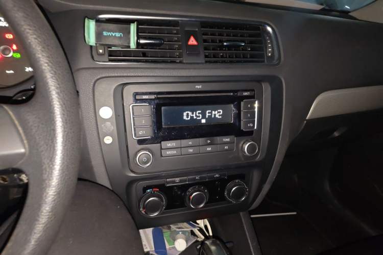Used Volkswagen Sagitar 2012 1.6L Automatic Comfort Edition Audio And AC Panel