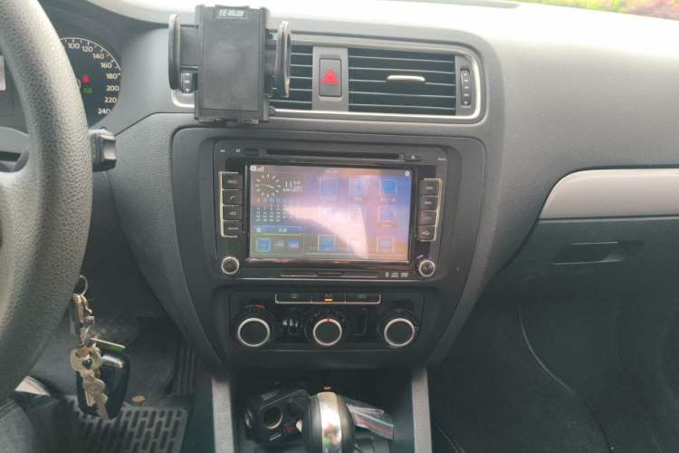 Used Volkswagen Sagitar 2012 1.6L Automatic Comfort Edition Audio And AC Panel