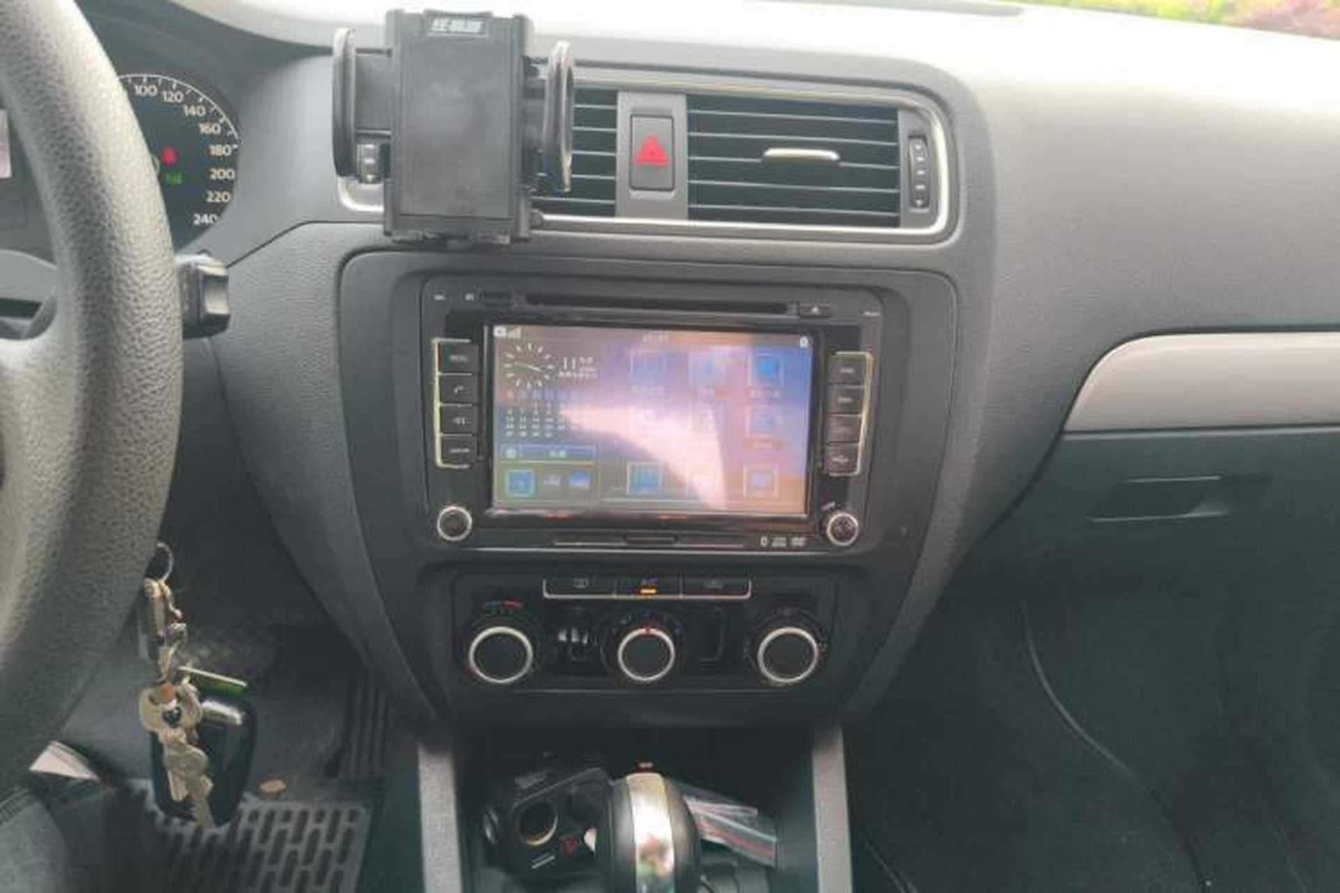 Used Volkswagen Sagitar 2012 1.6L Automatic Comfort Edition Audio And AC Panel