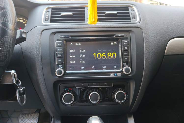 Used Volkswagen Sagitar 2012 1.6L Automatic Comfort Edition Audio And AC Panel