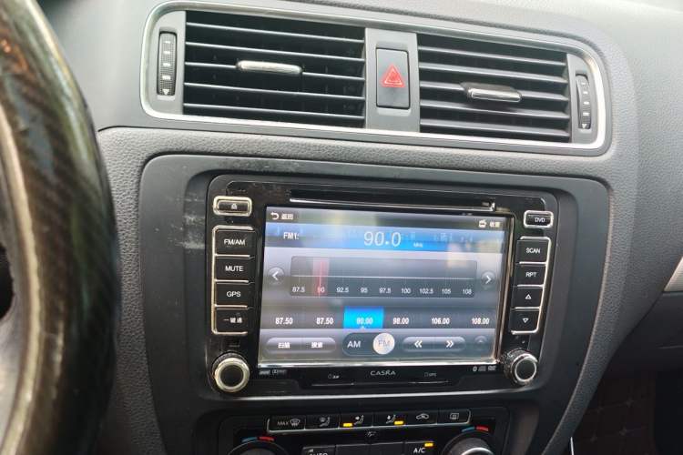 Used Volkswagen Sagitar 2012 1.4TSI Manual Luxury Model Audio And AC Panel