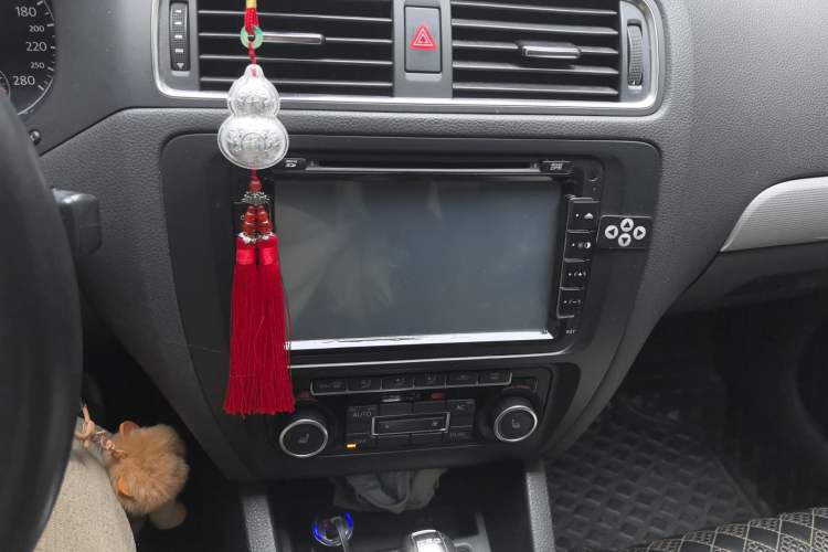 Used Volkswagen Sagitar 2012 1.4TSI Automatic Luxury Edition Audio And AC Panel