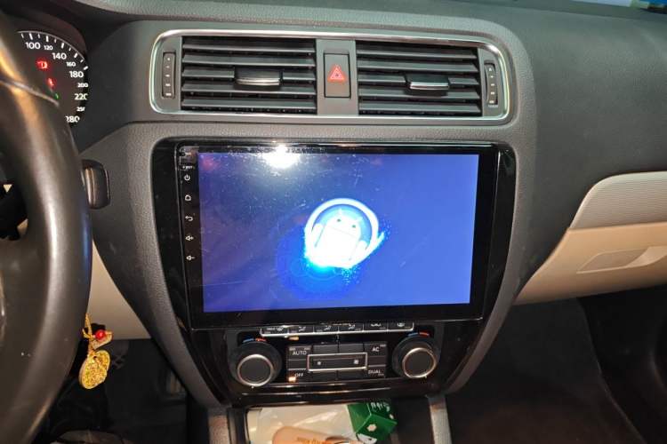 Used Volkswagen Sagitar 2012 1.4TSI Automatic Luxury Edition Audio And AC Panel