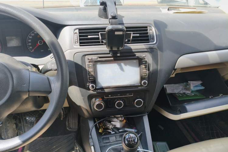 Used Volkswagen Sagitar 2012 1.6L Manual Comfort Model Audio And AC Panel