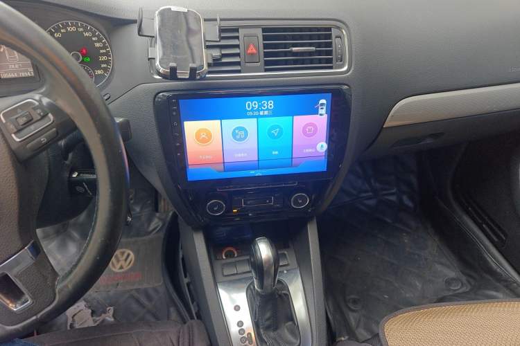 Used Volkswagen Sagitar 2012 1.4TSI Automatic Luxury Edition Audio And AC Panel