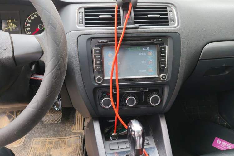 Used Volkswagen Sagitar 2012 1.6L Automatic Fashion Edition Audio And AC Panel