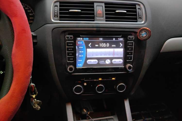 Used Volkswagen Sagitar 2012 1.6L Manual Comfort Model Audio And AC Panel