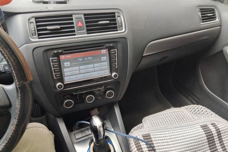 Used Volkswagen Sagitar 2012 1.6L Automatic Fashion Edition Audio And AC Panel