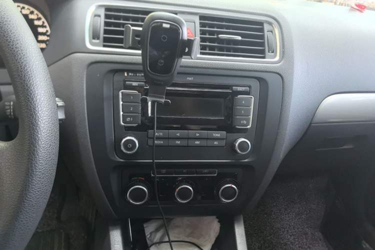 Used Volkswagen Sagitar 2012 1.6L Manual Comfort Model Audio And AC Panel