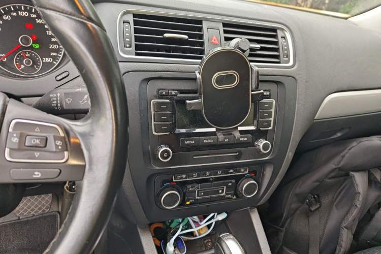 Used Volkswagen Sagitar 2012 1.4TSI Automatic Luxury Edition Audio And AC Panel