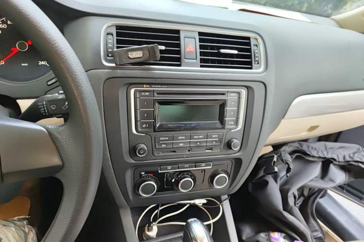 Used Volkswagen Sagitar 2012 1.6L Automatic Comfort Edition Audio And AC Panel