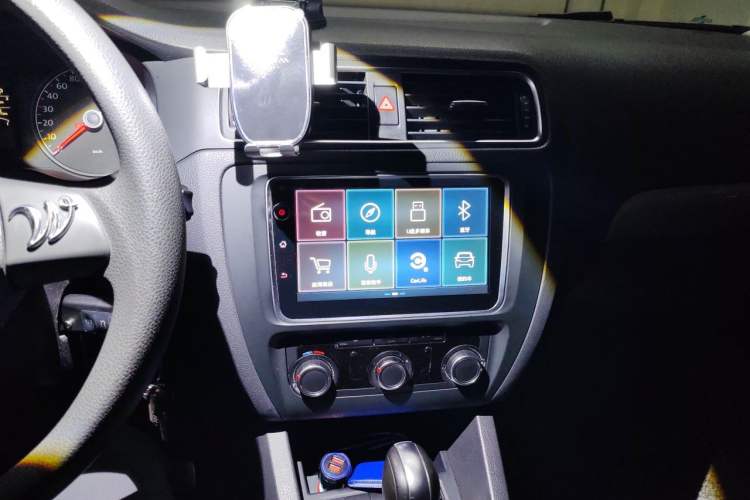 Used Volkswagen Sagitar 2012 1.6L Automatic Comfort Edition Audio And AC Panel