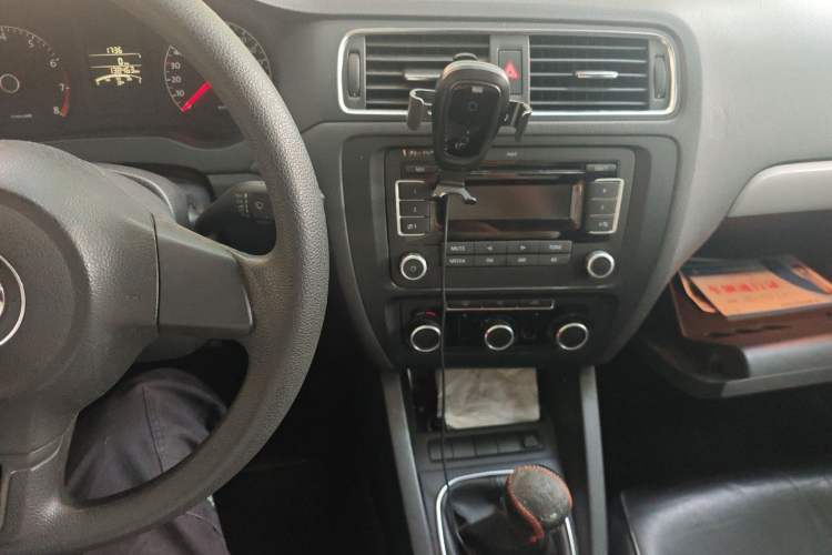 Used Volkswagen Sagitar 2012 1.6L Manual Comfort Model Audio And AC Panel