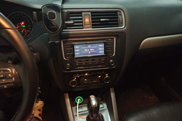 Used Volkswagen Sagitar 2012 1.4TSI Automatic Fashion Edition Audio And AC Panel
