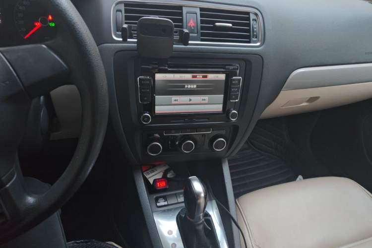 Used Volkswagen Sagitar 2012 1.6L Automatic Comfort Edition Audio And AC Panel