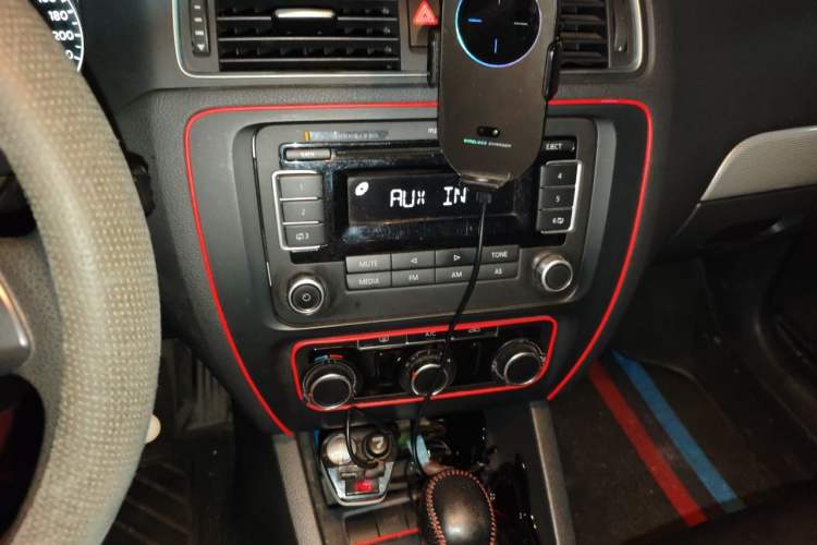 Used Volkswagen Sagitar 2012 1.6L Automatic Comfort Edition Audio And AC Panel