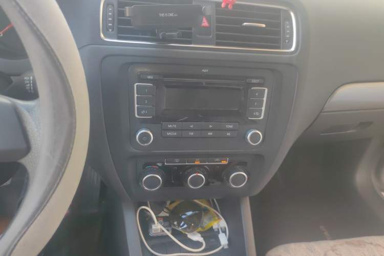 Used Volkswagen Sagitar 2012 1.6L Manual Fashion Edition Audio And AC Panel
