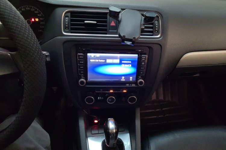 Used Volkswagen Sagitar 2012 1.6L Automatic Comfort Edition Audio And AC Panel