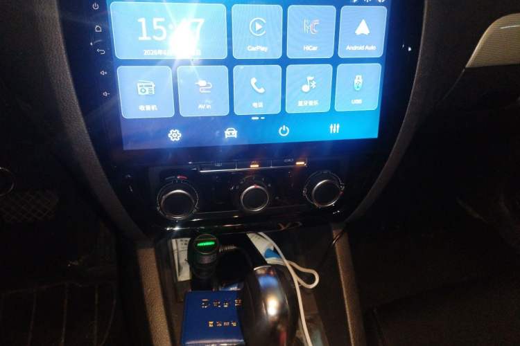 Used Volkswagen Sagitar 2012 1.6L Automatic Comfort Edition Audio And AC Panel