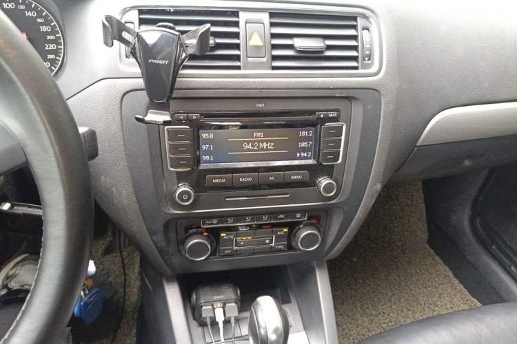 Used Volkswagen Sagitar 2012 1.4TSI Automatic Luxury Edition Audio And AC Panel
