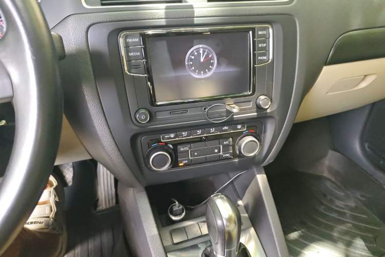 Used Volkswagen Sagitar 2012 1.4TSI Automatic Luxury Edition Audio And AC Panel
