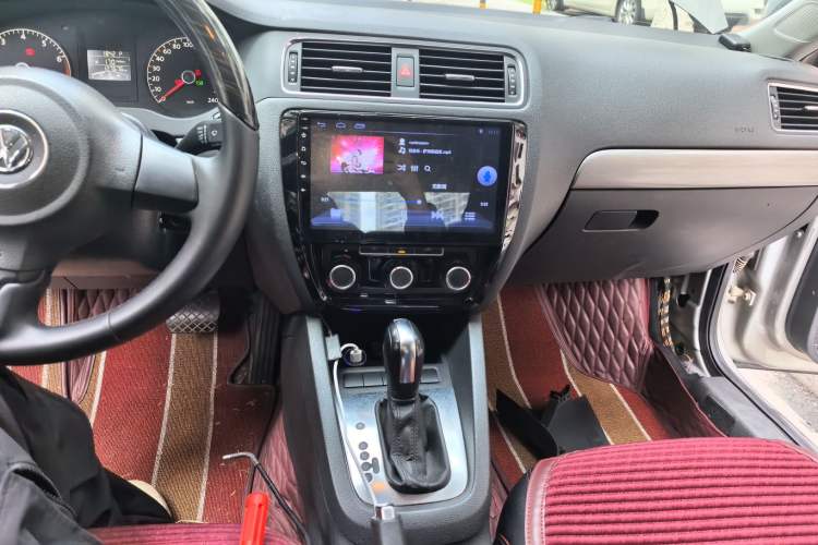 Used Volkswagen Sagitar 2012 1.6L Automatic Fashion Edition Audio And AC Panel