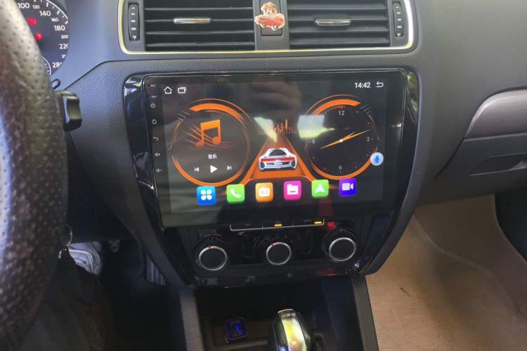 Used Volkswagen Sagitar 2012 1.4TSI Automatic Fashion Edition Audio And AC Panel