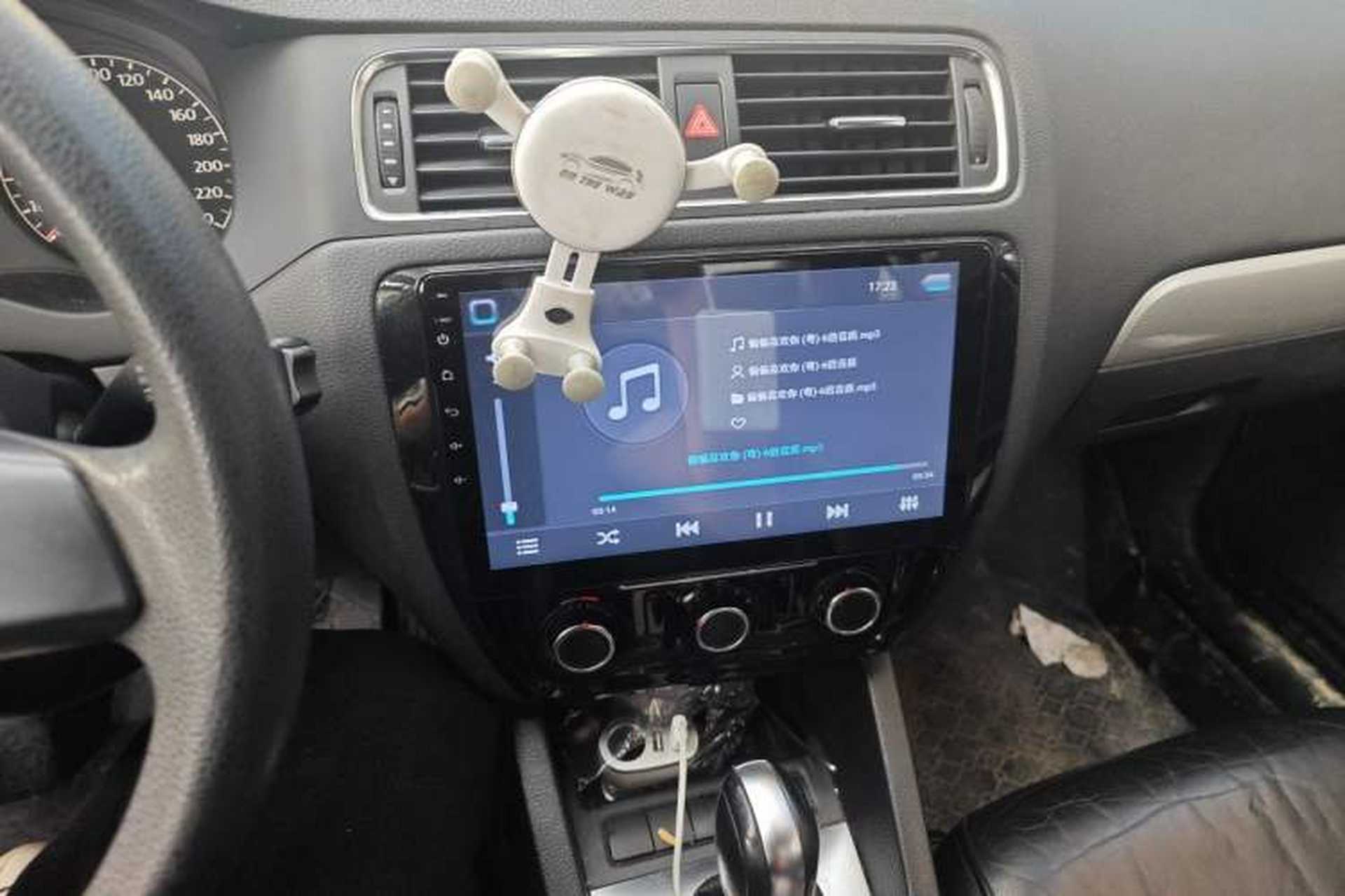 Used Volkswagen Sagitar 2012 1.6L Automatic Comfort Edition Audio And AC Panel