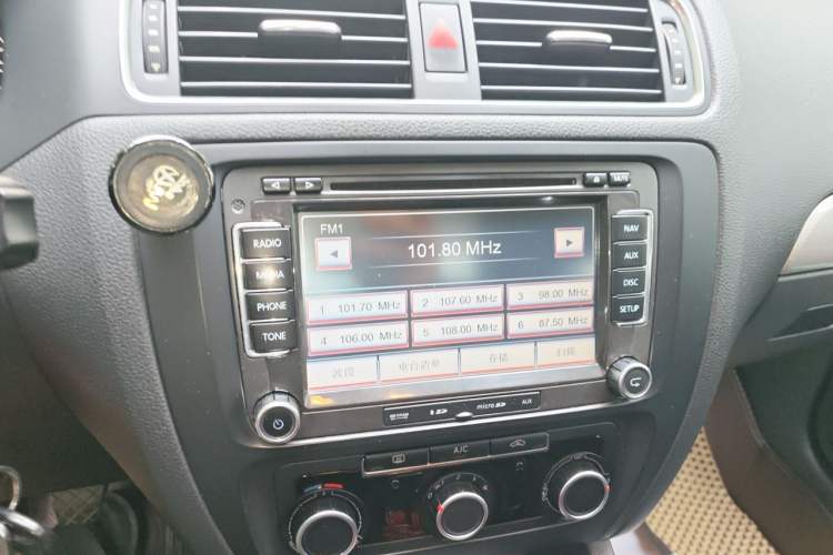 Used Volkswagen Sagitar 2012 1.6L Manual Comfort Model Audio And AC Panel